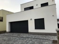 Panel se středovou drážkou, povrch woodgrain, barva antracit